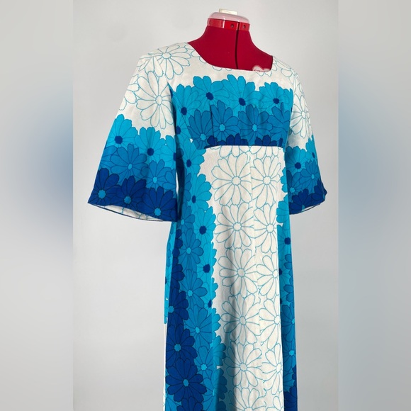 Stunning 1960s Blue & White Hawaiian Floral Flared Sleeve Maxi Sundress - Picture 3 of 16